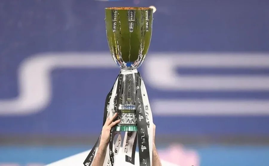 El trofeo que levantar&aacute; el campe&oacute;n de la Supercopa de Italia.