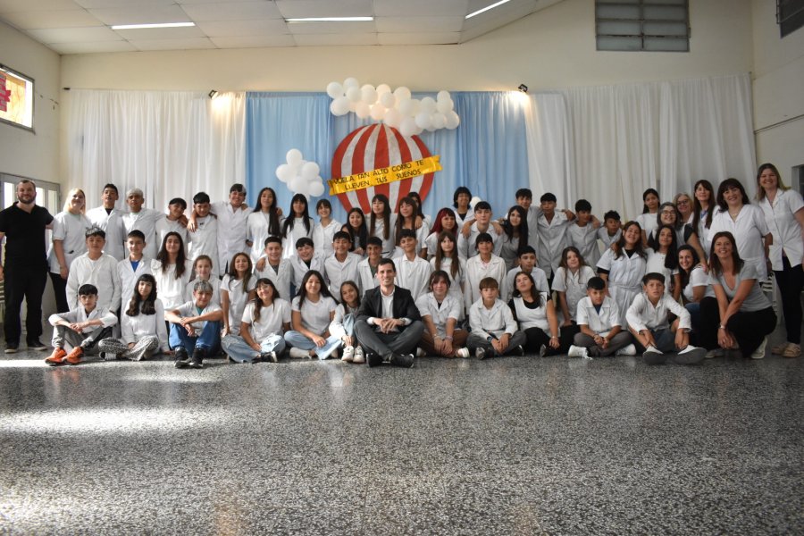 Los alumnos y docentes junto al intendente.