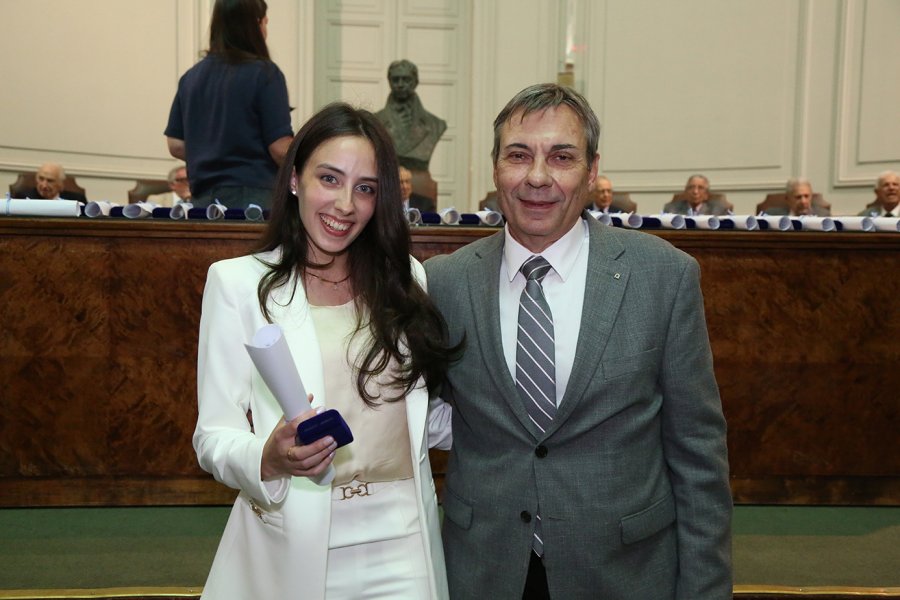 Bianca Culasso al recibir el reconocimiento de la Academia Nacional de Ingenier&iacute;a en la Ciudad de Buenos Aires.