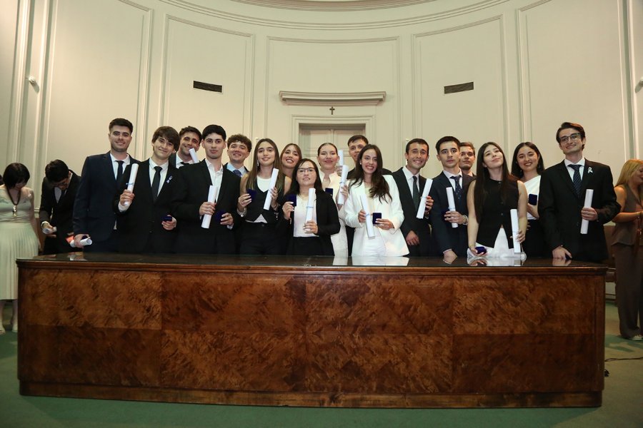 Bianca Culasso junto al resto de los graduados premiados por Academia Nacional de Ingenier&iacute;a. (FOTO UTN RAFAELA)