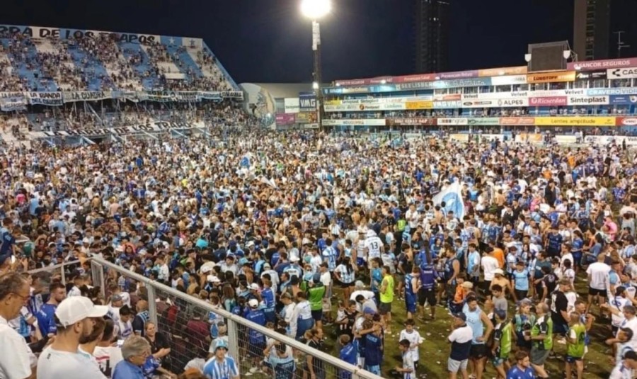UNA FIESTA. El Monumental estuvo colmado de hinchas cremosos que festejaron el regreso a la Primera Nacional.