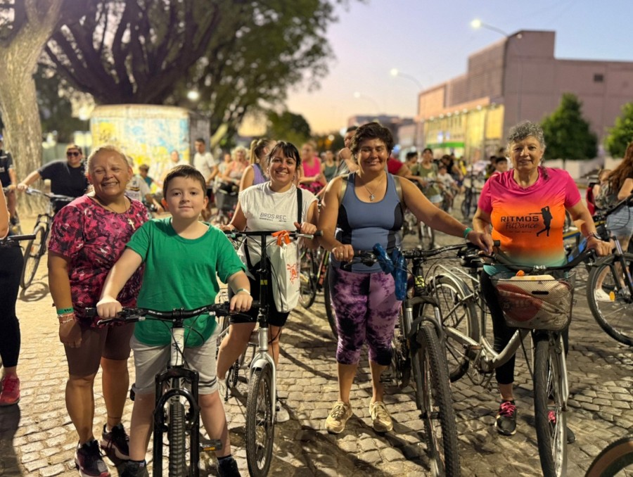 M&aacute;s de 100 personas se acercaron con sus bicicletas a la Plaza 25 de Mayo.