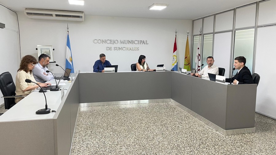 Los ediles durante el encuentro de la v&iacute;spera.