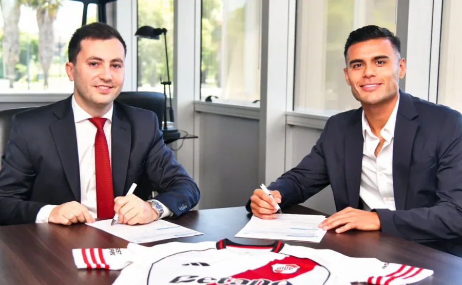 ACUERDO. El ex Argentinos firm&oacute; su contrato junto al presidente St&eacute;fano Di Carlo.