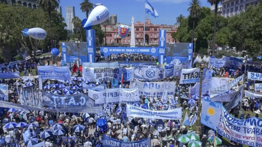 Una importante cantidad de trabajadores se moviliz&oacute; a Casa Rosada para rechazar la reforma laboral. (FOTO CGT)