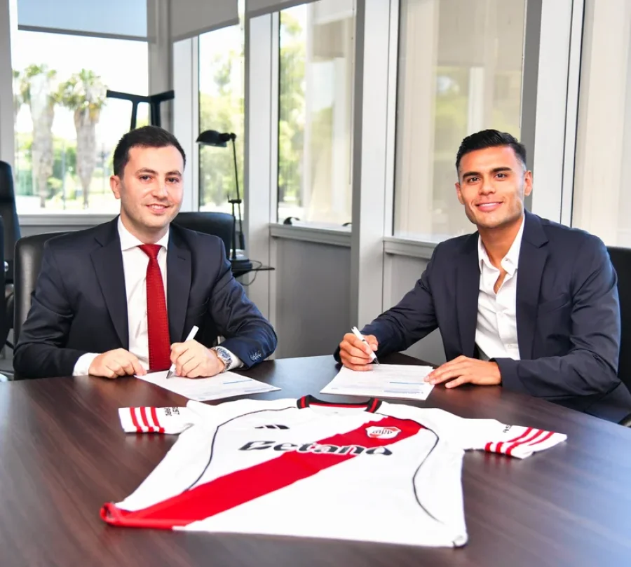 Fausto Vera (derecha), junto a Stefano Di Carlo, presidente de River, durante la firma del contrato.