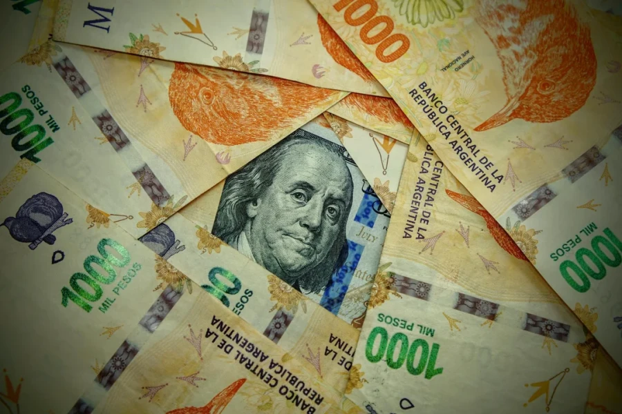 D&oacute;lar a $2000.