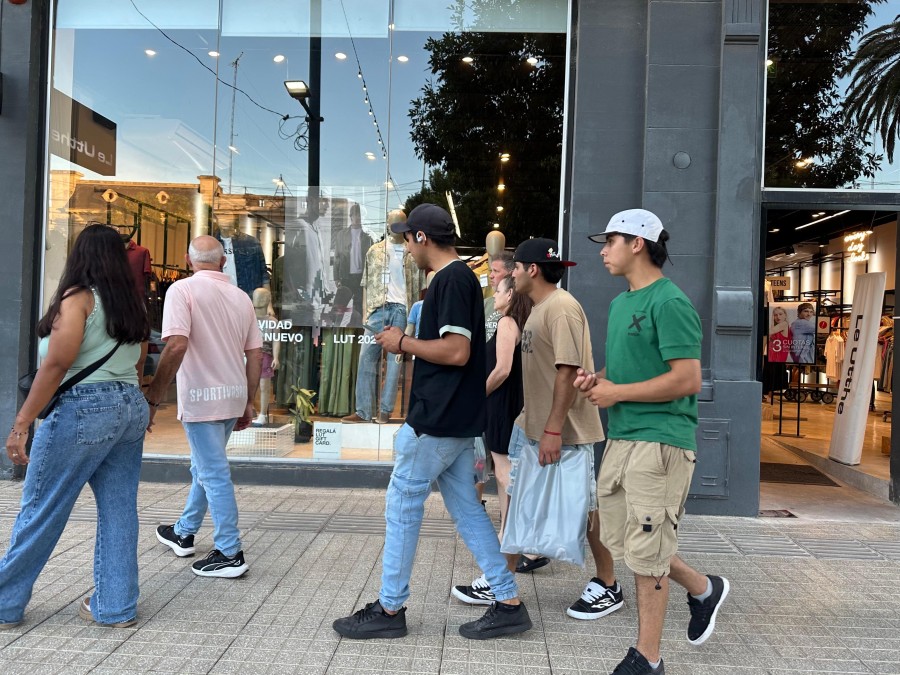 El centro de la ciudad fue un hormiguero este domingo por la tarde. (FOTO M. LIOTTA)