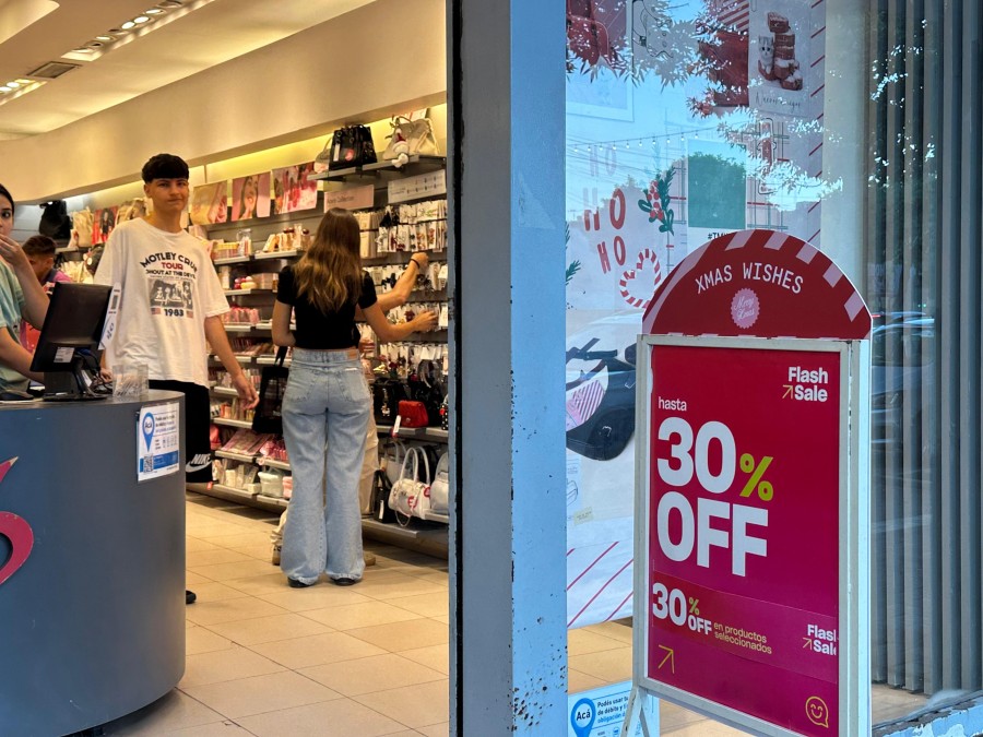 Abierto los domingos! Uno de los tantos comercios que abri&oacute; sus puertas en el d&iacute;a de ayer. (FOTO M. LIOTTA)