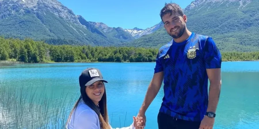 Mar&iacute;a Sol junto a su pareja.