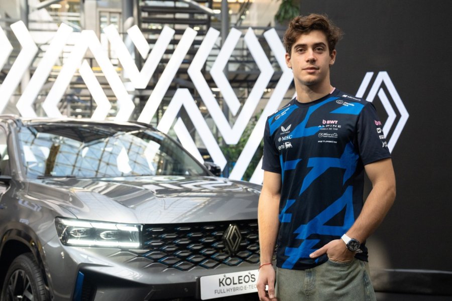 Franco Colapinto estuvo visitando las oficinas de la marca francesa en Buenos Aires.