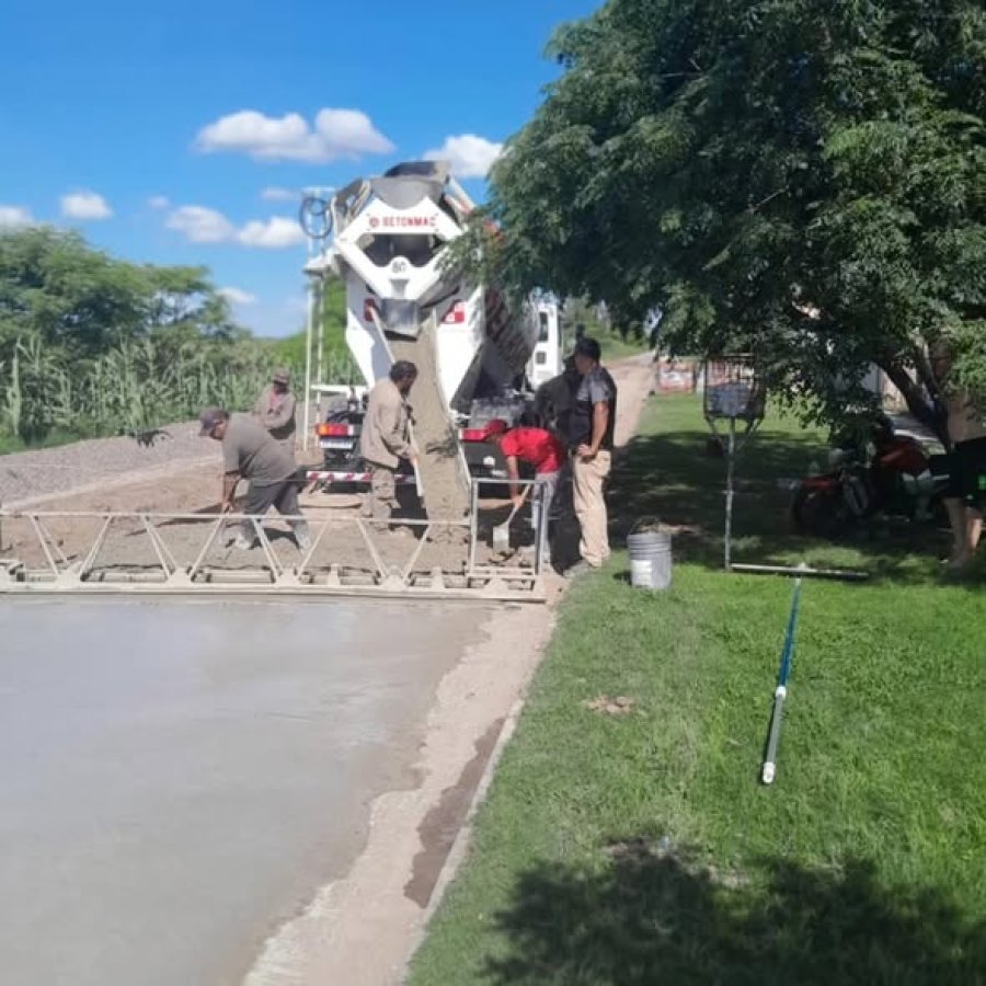 Cuadrilla comunal trabajando en la pavimentaci&oacute;n.
