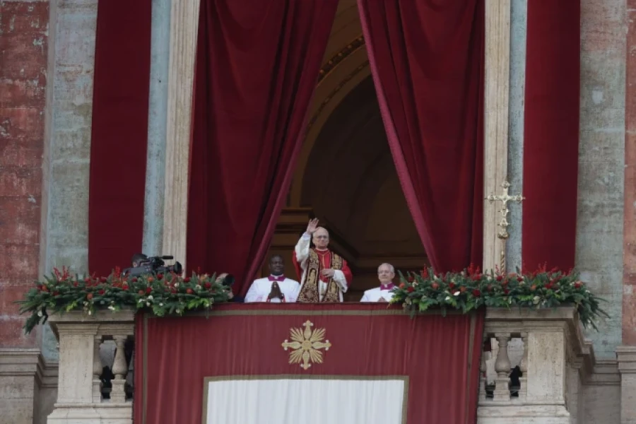 Desde el balco&acute;n central del Palacio Apost&oacute;lico Le&oacute;n XIV salud&oacute; en varios idiomas.