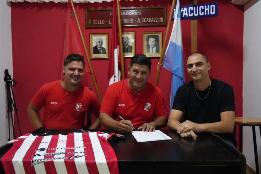 FIRMA. El DT junto a Maxi Zbrun (Manager) y Lucas Astrada (presidente del "9").