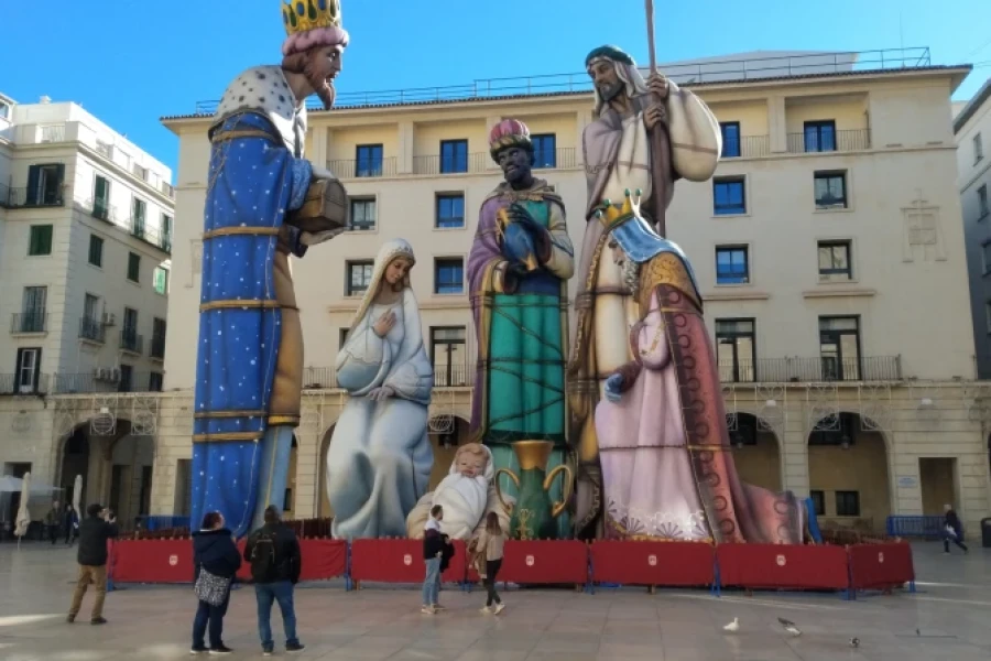 El pesebre gigante en la plaza del Ayuntamiento en Alicante.