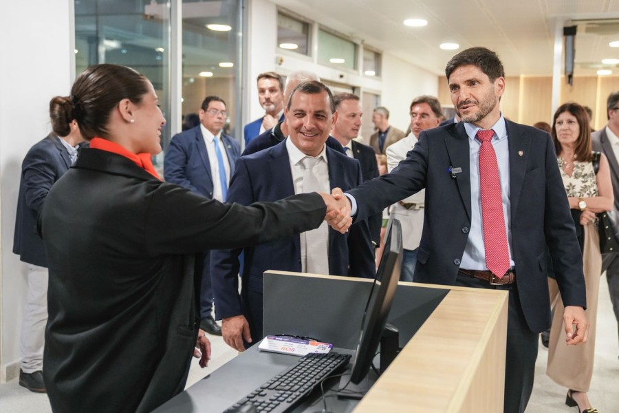 El gobernador Maximiliano Pullaro saluda a una de las trabajadoras de la Terminal del Aeropuerto de Rosario. (FOTO SCS)