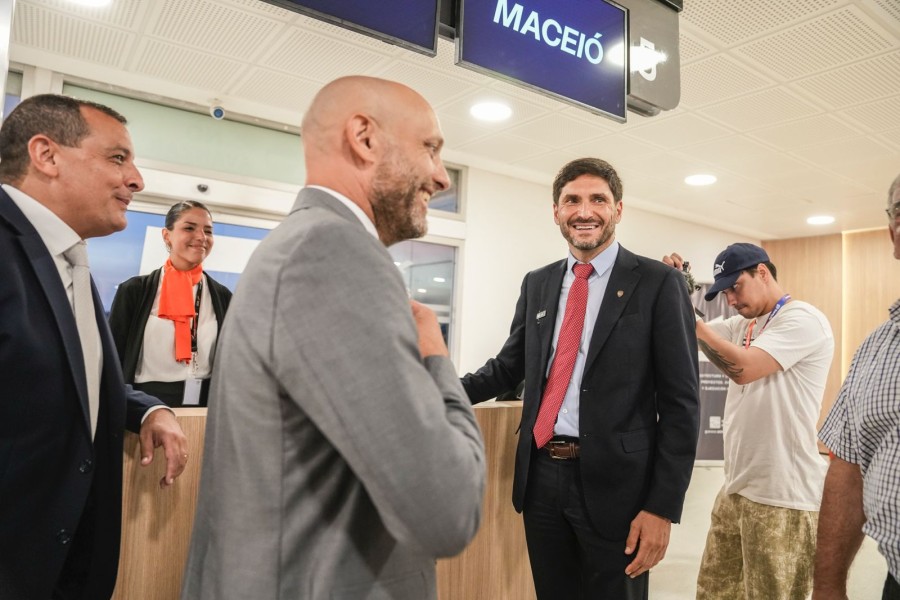 El ministro Gustavo Puccini y el gobernador Maximiliano Pullaro durante la recorrida por el interior de la Terminal del Aeropuerto de Rosario.