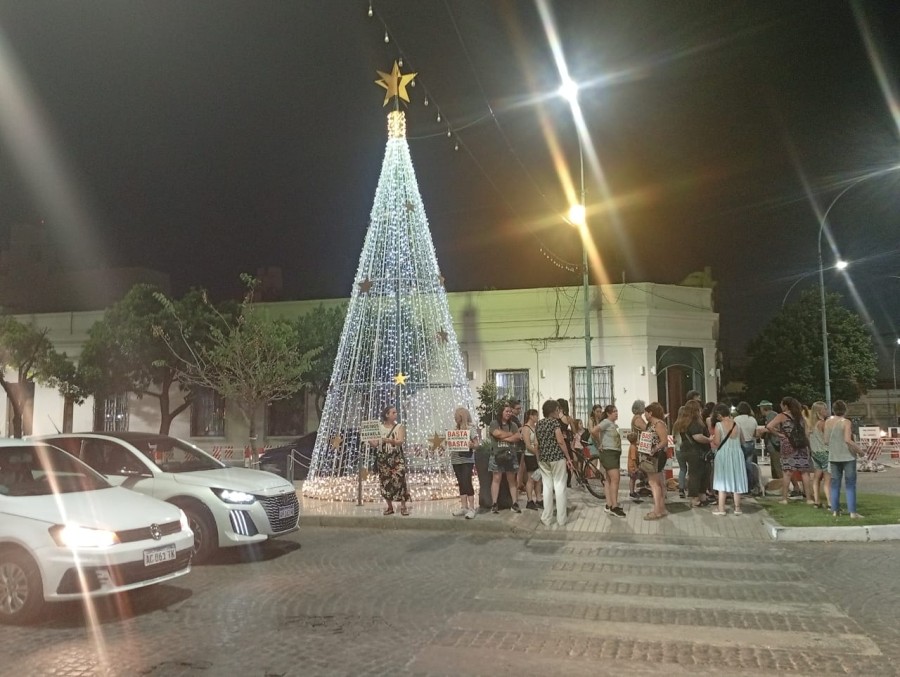 Los manifestantes durante las acciones de concientizaci&oacute;n contra el uso de pirotecnia sonora en bulevar Santa Fe.