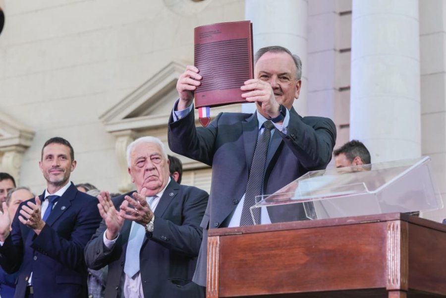 El presidente de la Convenci&oacute;n Reformadora, Felipe Michlig, muestra la nueva Constituci&oacute;n, el 12 de septiembre pasado en la explanada de la Legislatura.