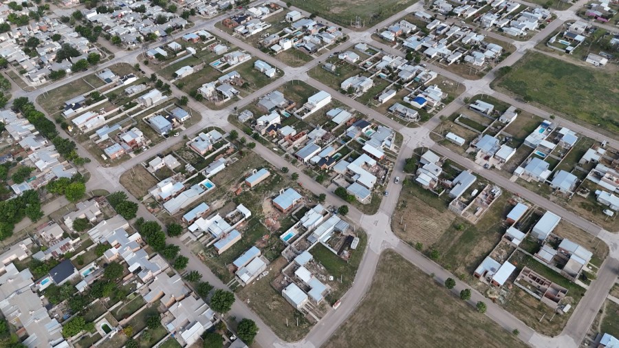 Las viviendas se desarrollan sobre terrenos individuales distribuidos en ocho manzanas del barrio.