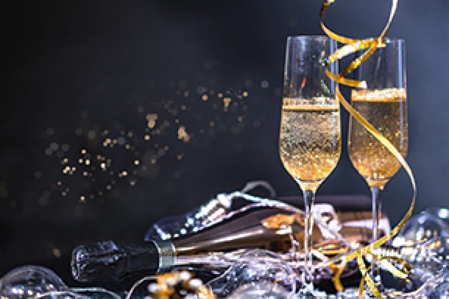 Un brindis burbujeante expresando buenos deseos.