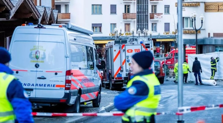 Polic&iacute;as, bomberos y personal de emergencias sanitarias se desplegaron en la zona del bar Le Constellation, en la estaci&oacute;n de esqu&iacute; Crans-Montana..