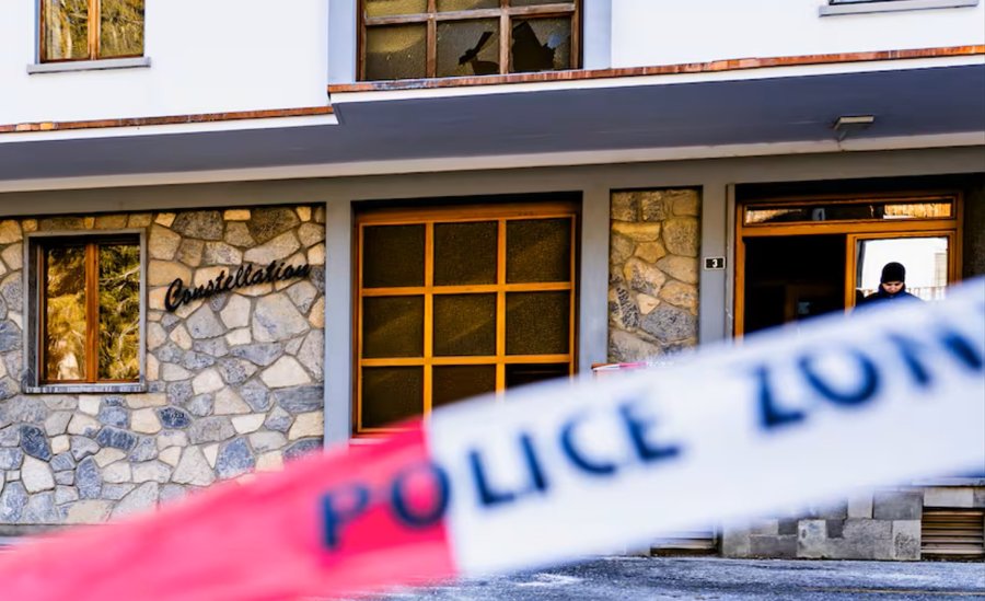 El frente del bar donde ocurri&oacute; la fatal explosi&oacute;n en Crans-Montana. (FOTO EFE)