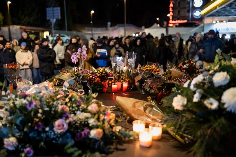Varias personas colocan velas y flores cerca del bar Le Constellation, este jueves en Crans-Montana (FOTO AP)