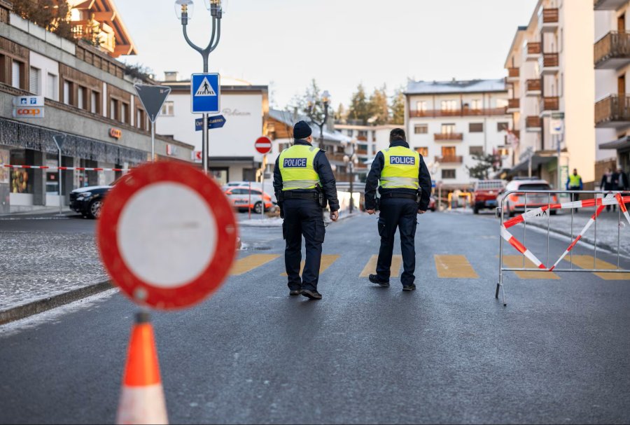 Dos personas de seguridad recorren el &aacute;rea restringida cercana al bar donde se desat&oacute; el incendio y las explosiones con un tr&aacute;gico saldo. (FOTO EFE)