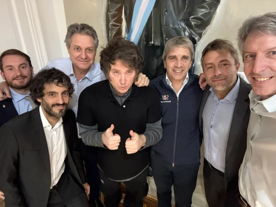 El equipo econ&oacute;mico del Gobierno junto al presidente, Javier Milei.