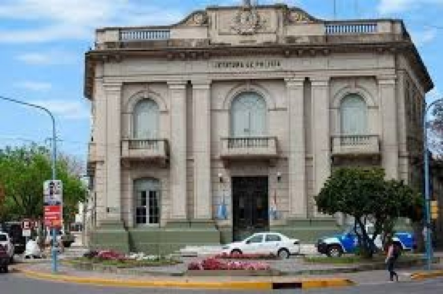 Fachada de la Jefatura de la Unidad Regional V de Polic&iacute;a, Rafaela.