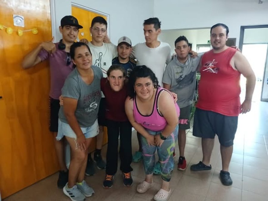 Anal&iacute;a con el grupo que labora en el vivero.
