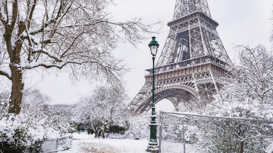 La Torre Eiffel amaneció nevada en París.