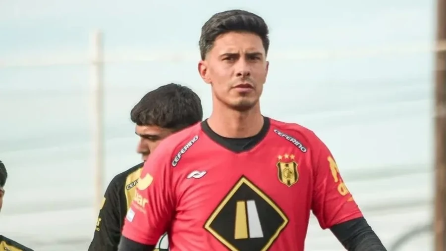 INTERNADO. El arquero del Deportivo Madryn.