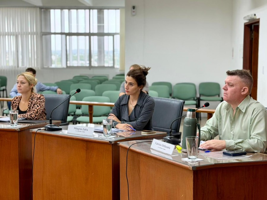 Carla Boidi, de Unidos, junto a los concejales libertarios Milagros Zafra y Fabricio Dellasanta. (FOTO PRENSA CONCEJO)