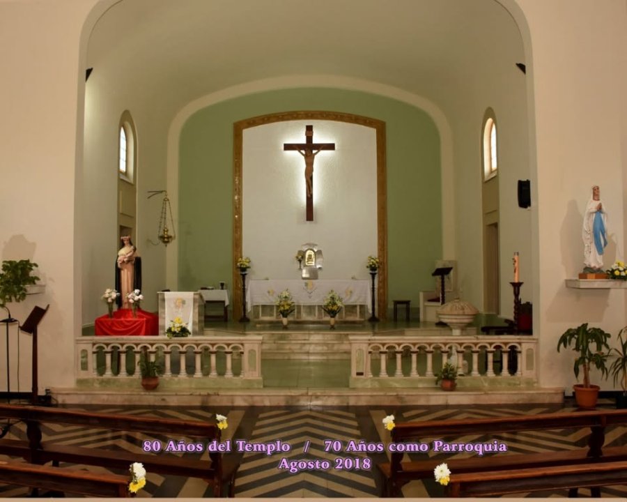 El altar de la parroquia Santa Rosa de Lima.