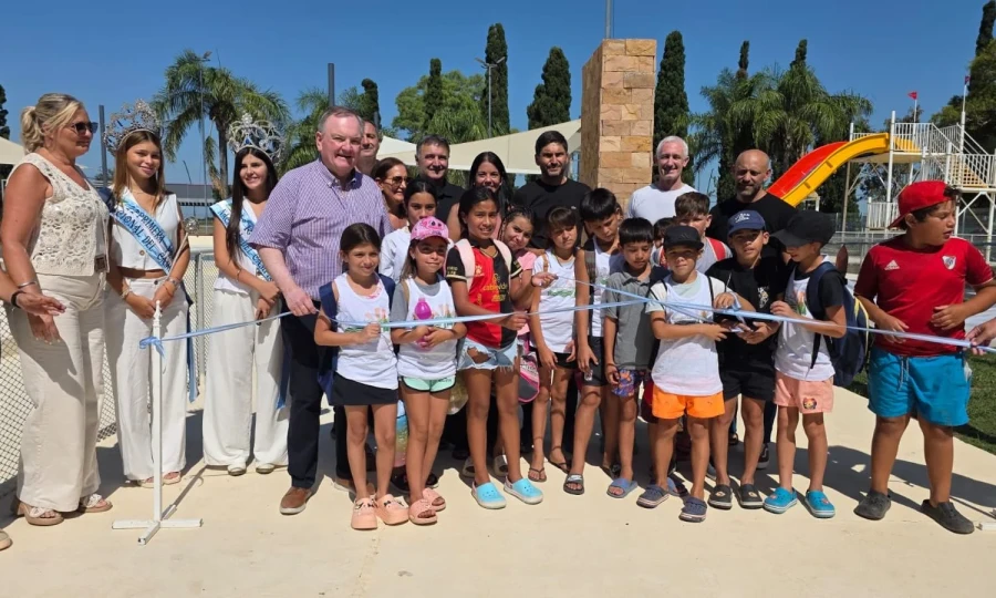 Con el corte de cintas quedaron oficialmente inauguradas las obras en el parque Alfonsina Storni.