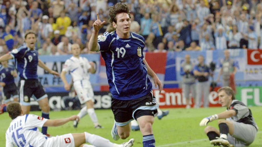Messi, con el n&uacute;mero 19 en su debut mundialista