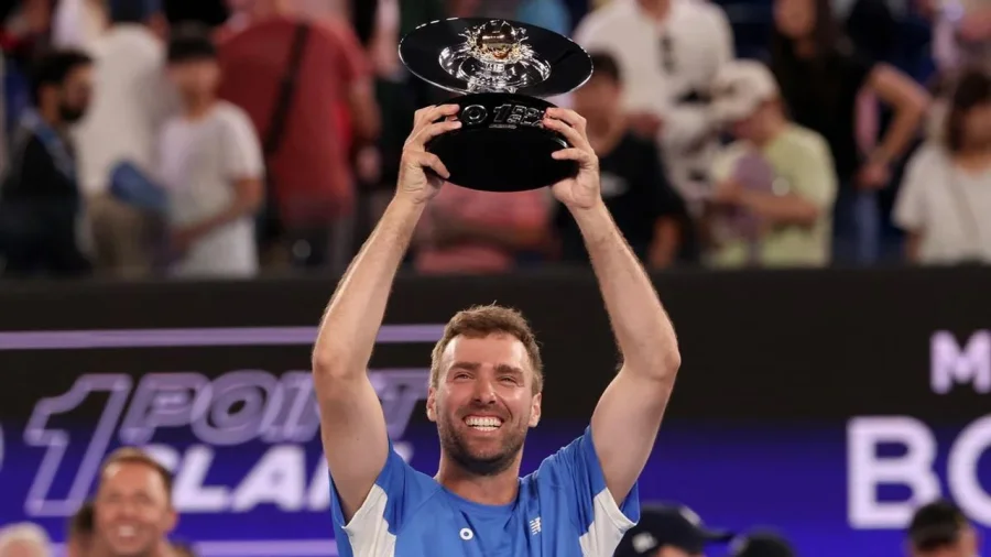 Jordan Smith con el trofeo de campe&oacute;n del 1 Point Slam.