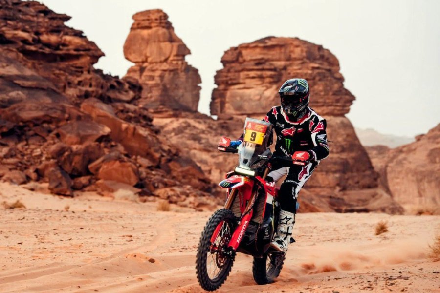 El estadounidense Ricky Brabec lidera la general en motos con una Honda.