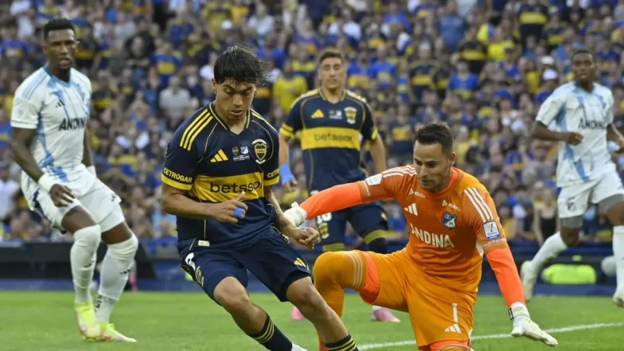 Exequiel Zeballos intenta eludir al arquero uruguayo Guillermo De Amores.
