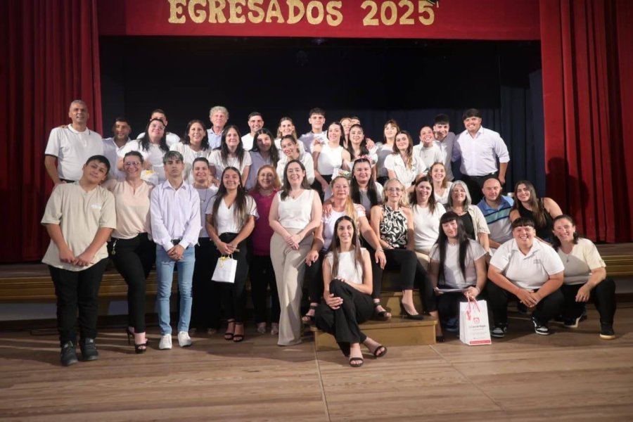 FINAL DEL CICLO LECTIVO. Egresados y docentes durante el acto de colaci&oacute;n de grado.