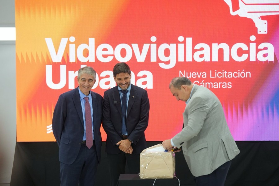 LICITACI&Oacute;N. Pullaro junto al ministro de Gobierno, Fabi&aacute;n Bastia y al intendente de Santa Fe, Juan Pablo Poletti.