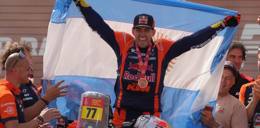 Y s&iacute;, no pod&iacute;a faltar la bandera argentina en el festejo de Luciano Benavides a bordo de su moto N&deg; 77. (FOTO AP)