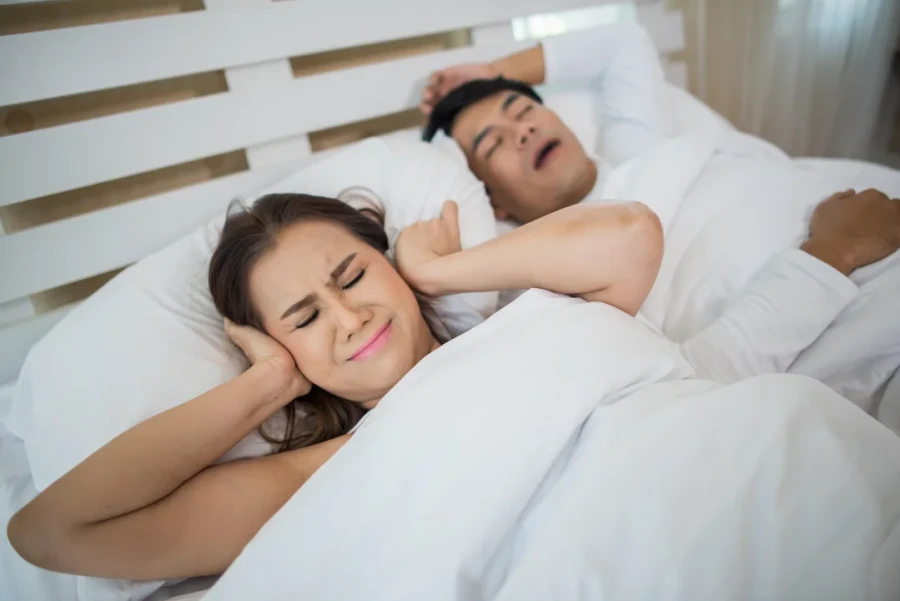 Los ronquidos pueden afectar la relaci&oacute;n de pareja.