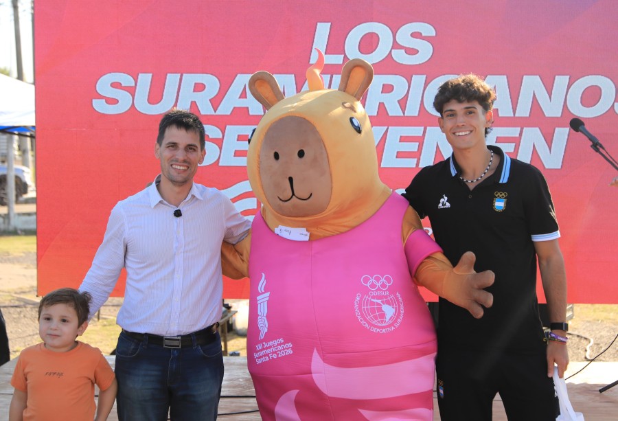 El intendente, Leonardo Viotti junto al velocista rafaelino, Tom&aacute;s Mondino y la simp&aacute;ctica mascota de los Juegos, Capi.