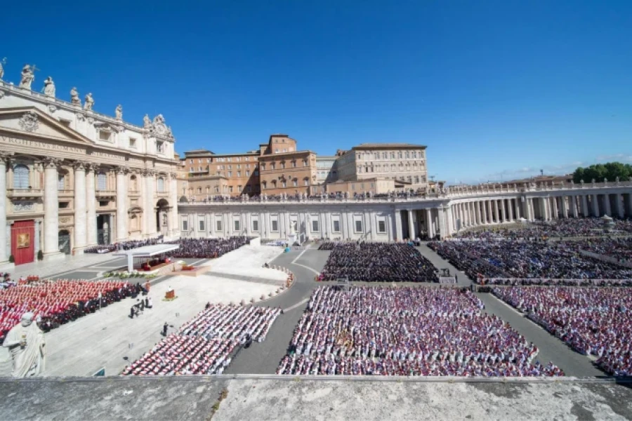 Vista a&eacute;rea de la Plaza San Pedro, colmada, el d&iacute;a de la Misa exequial del Papa Francisco.