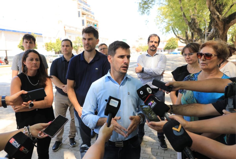 PLAN DE RECUPERACION. Viotti inaugur&oacute; el viernes las primeras cuadras readoquinadas en el sector de la Plaza 25 de Mayo.
