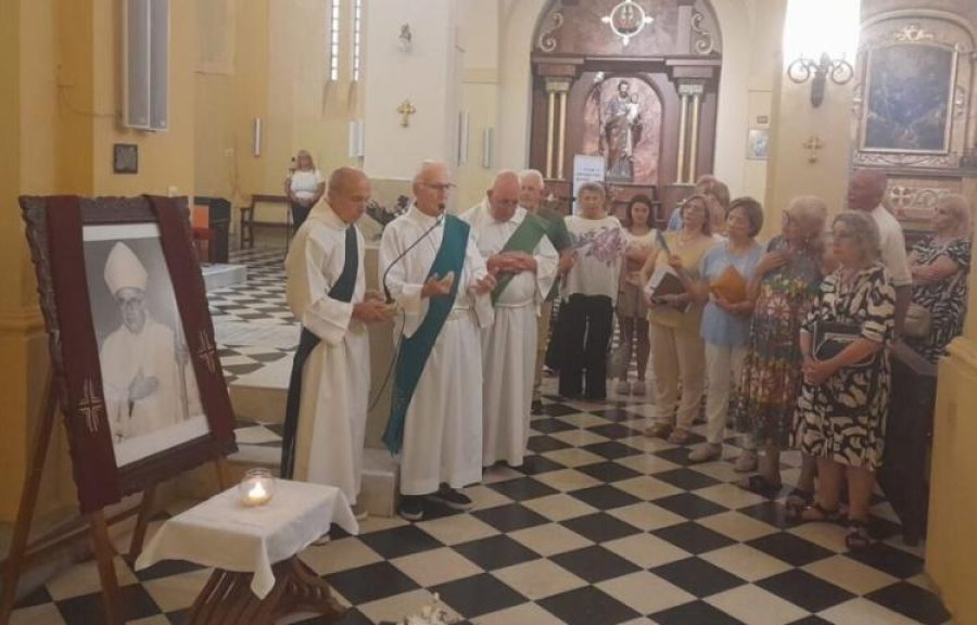 Oraci&oacute;n ante la tumba de Mons. Zazpe en la Catedral de Santa Fe.