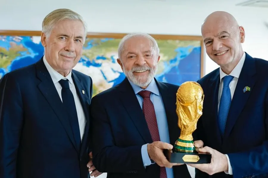 Carlo Ancelotti (director t&eacute;cnico de la selecci&oacute;n brasile&ntilde;a), Lula da Silva (presidente de Brasil)y Gianni Infantino (mandatario de la FIFA). (Foto NA: @ricardostuckert)